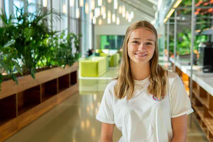 Student met blond haar en wit t-shirt